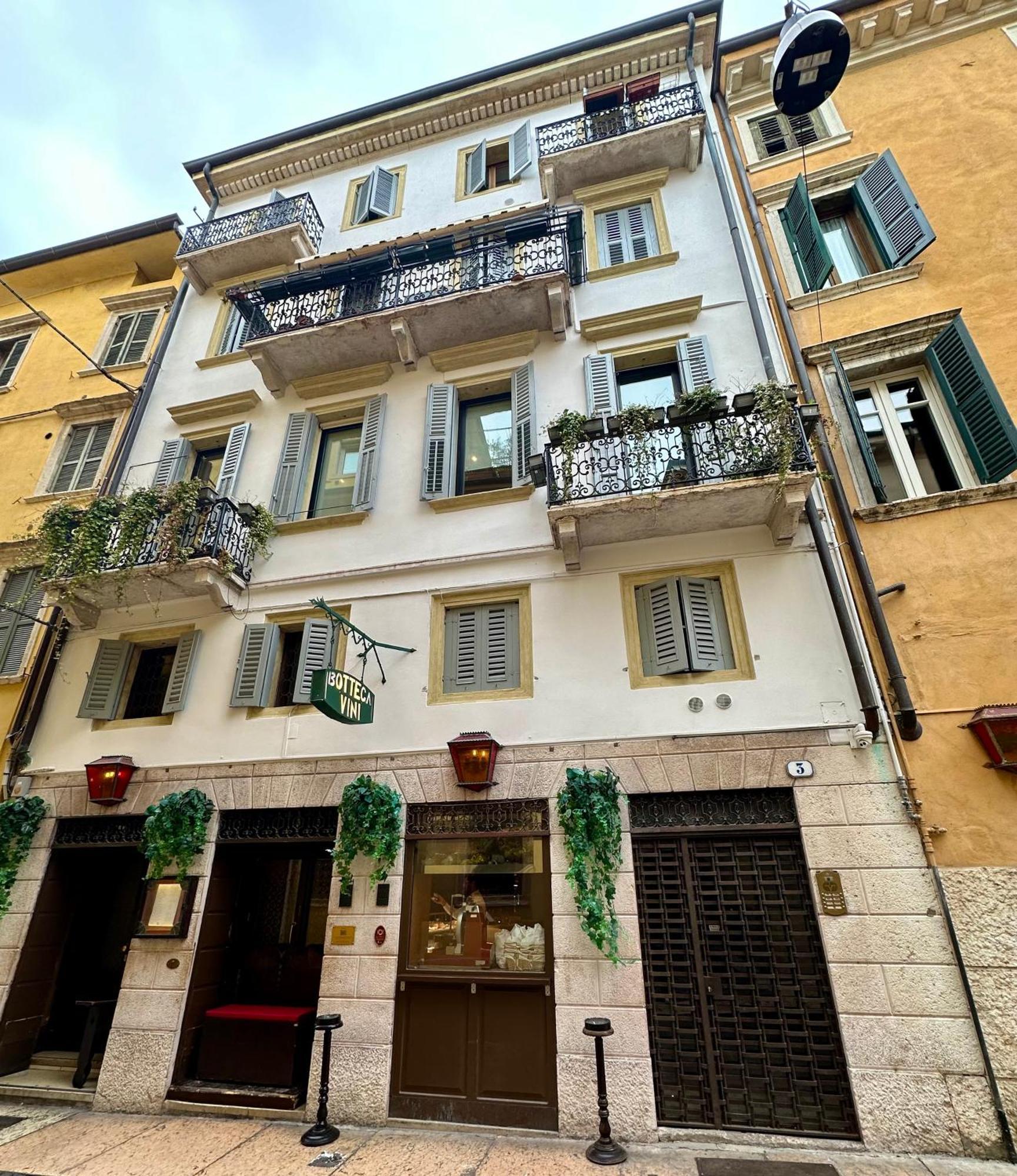 Domus Scudo Di Francia Apartment - Verona — Photos 1